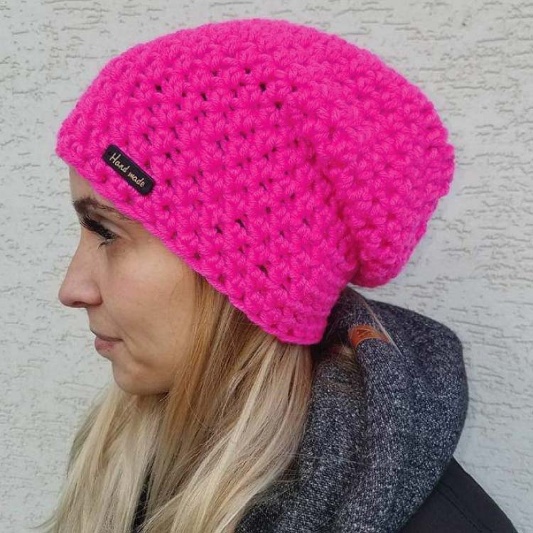 Ručně pletená čepice v neon růžové barvě
