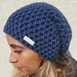 Ručně pletená čepice v modré kobaltové barvě
