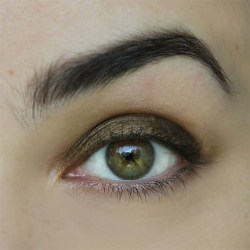 Oční stíny v tužce bronzové metalické na kouřové líčení