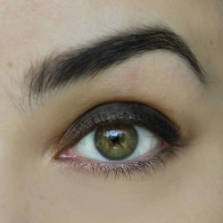 Oční stíny krémové metalické šedé vhodné pro blending a kouřové líčení