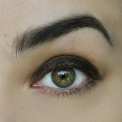 Oční stíny v tužce středně hnědé oříškové metalické pro blending a kouřové líčení