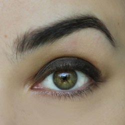 Oční stíny krémové perleťové mechově zelené pro blending a kouřové líčení