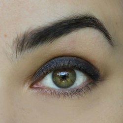 Oční stíny krémové metalické modré vhodné pro blending a kouřové líčení