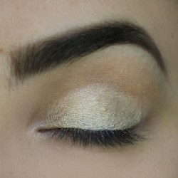 Jemně zlaté perleťové sypké oční stíny Solar Glitter by Solange