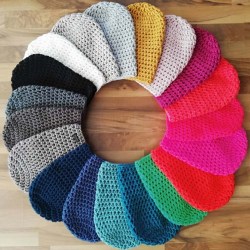 Ručně pletená čepice v mátové barvě